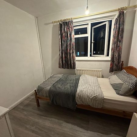 Stevenage Town Centre Hostel - Budget Single Room Exterior photo