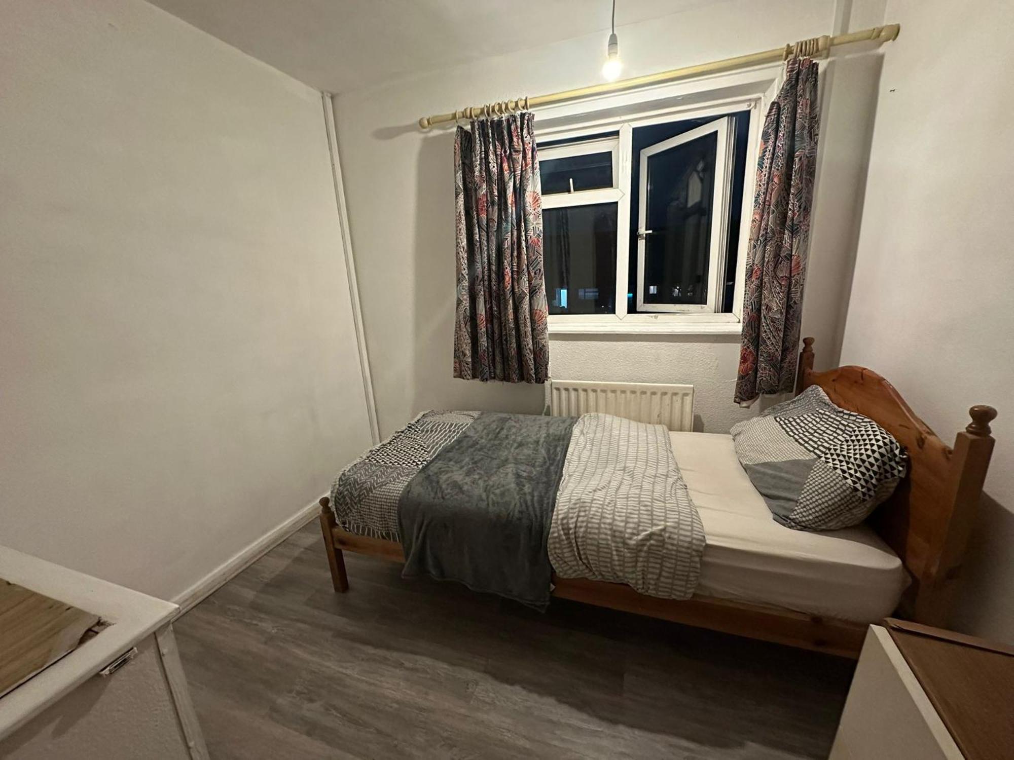 Stevenage Town Centre Hostel - Budget Single Room Exterior photo